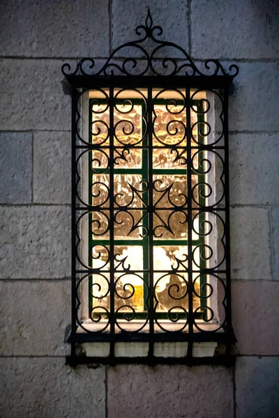 Taş Evin Işığı Olan Pencere — Stok fotoğraf
