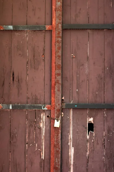 Старая Деревянная Дверь Замком — стоковое фото