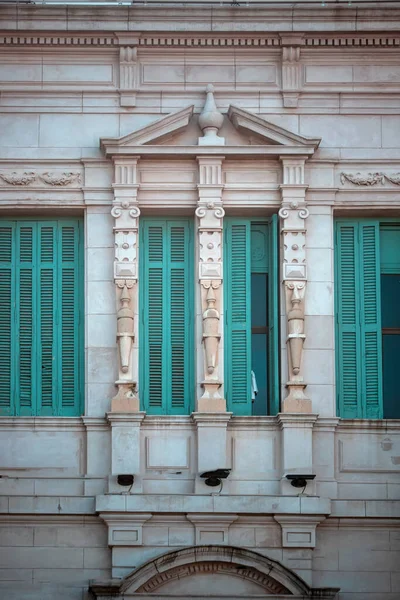 Fassade Eines Gebäudes Mit Fenstern — Stockfoto