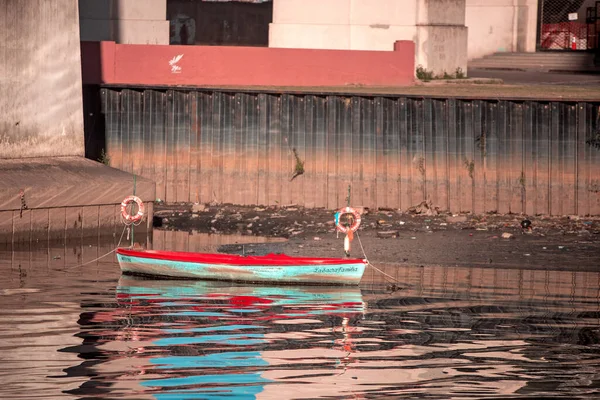 Деревянная Рыбацкая Лодка Воде — стоковое фото