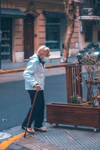 Buenos Aires Argentina Nisan 2022 Sokakta Yürüyen Yaşlı Kadın — Stok fotoğraf