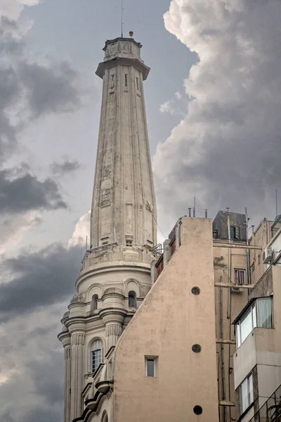 Stavební Věž Zamračené Obloze — Stock fotografie