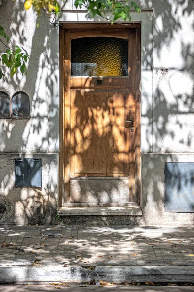 木製のドアの古い家します — ストック写真