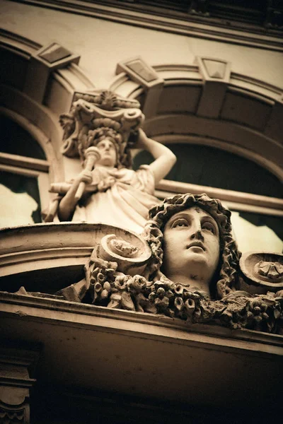Statua Ornamentale Facciata Dell Edificio — Foto Stock