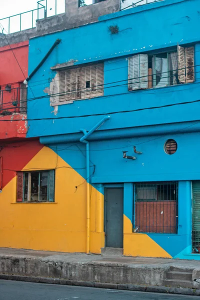 Блакитна Червона Жовта Будівля — стокове фото