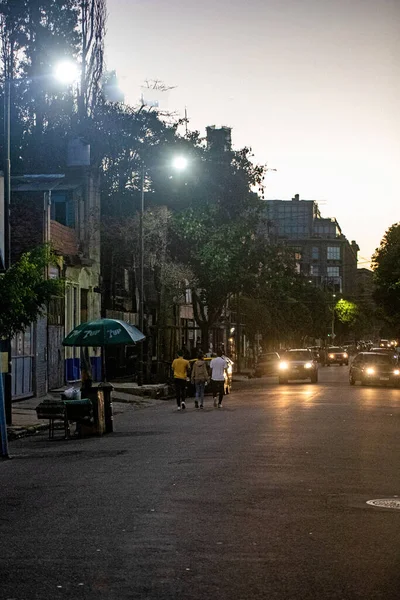 Akşam Kentinde Caddelerde Arabalar — Stok fotoğraf
