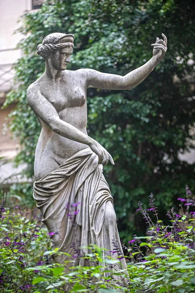 Kobieta Posąg Zielonym Parku — Zdjęcie stockowe