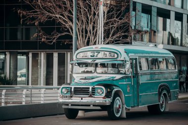 Şehirde güzel eski bir otobüs