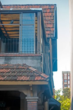  Önünde saat olan bir bina.