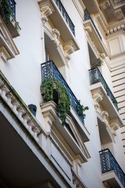 Eski bir binanın güzel balkonu. 