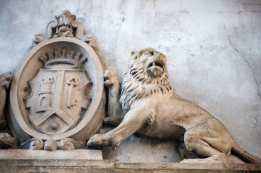 Şehirdeki eski taş heykel.