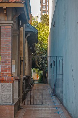  Arka planda saat kulesi olan bir binanın kapısı.