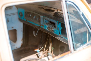 Eski, paslı, eski model bir araba.