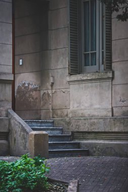  Kaldırımda elinde bavulla yürüyen bir adam.