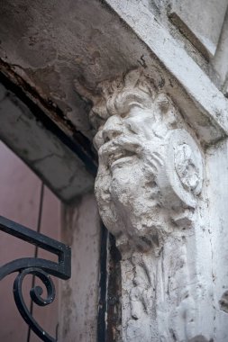 Heykeli olan eski taş ev. 