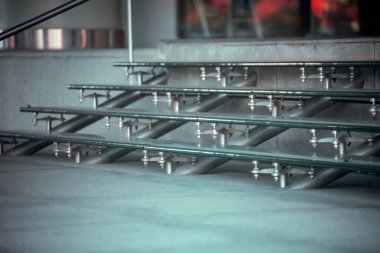 Modern bir binada metal merdivenler..