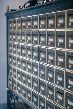 Evde antika çekmeceler var.