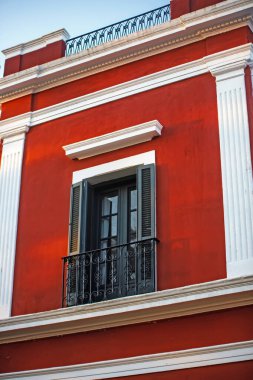 Pencereli eski kırmızı tuğla bina