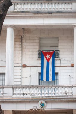 Tarihi bina üzerine Küba bayrağı