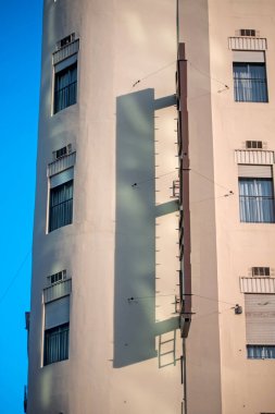  Gündüz vakti yüksek bir bina cephesi 
