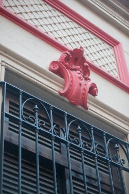 Binanın dekore edilmiş cephesi. 