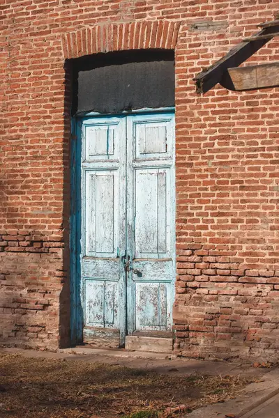 レンガ造りの建物の青いドア — ストック写真