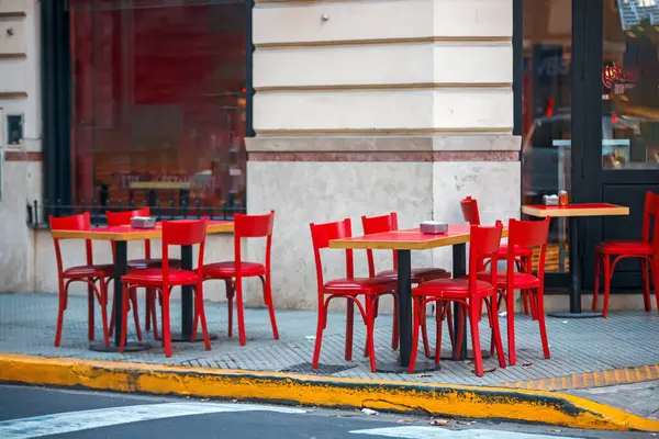 Bir Restoranın Önünde Kırmızı Masa Sandalyeler — Stok fotoğraf