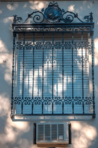 Okno Zegarem Parapetem — Zdjęcie stockowe