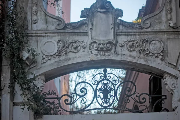 Старая Дверь Городе Древнего Здания — стоковое фото