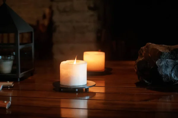 Eine Kerze Entzündet Auf Einem Tisch Mit Einem Stein Hintergrund — Stockfoto