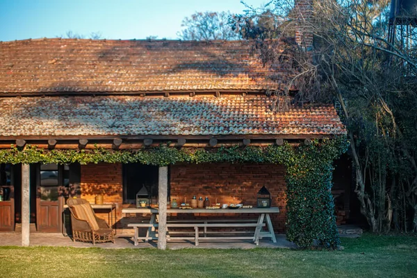 Ein Rustikales Haus Mit Überdachter Veranda Und Überdachter Terrasse — Stockfoto