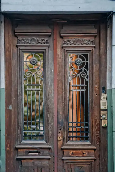Деревянная Дверь Металлической Решеткой — стоковое фото