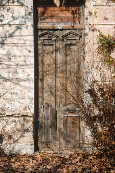 Uma Velha Porta Madeira Celeiro Abandonado Com Uma Porta Metal — Fotografia de Stock