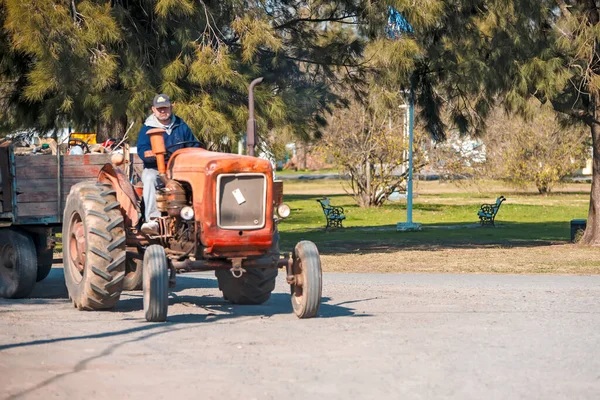 農場のトラクターの農夫 — ストック写真