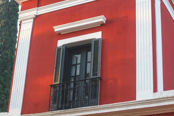Czerwony Budynek Czarnym Balkonem Zegarem — Zdjęcie stockowe