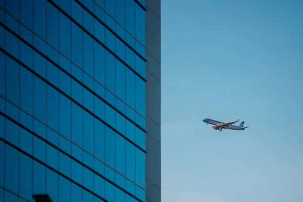 Airplane Flying Modern Building City — Stock Photo, Image