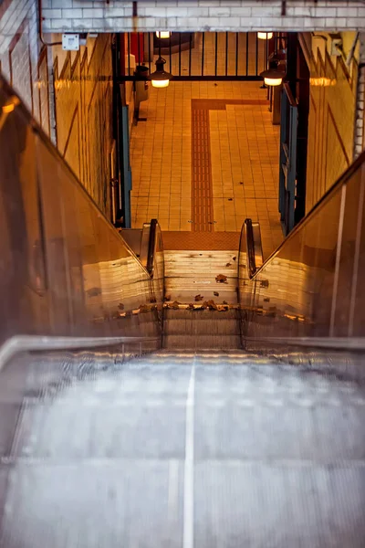 市中心自动扶梯的垂直截图 — 图库照片