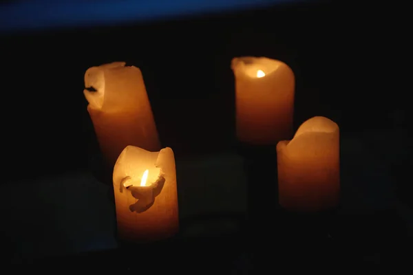 Brennende Kerzen Auf Dem Schwarzen Hintergrund — Stockfoto