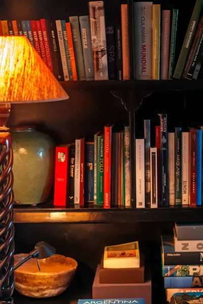 Könyvek Lámpák Közelsége Szobában — Stock Fotó