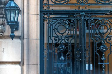 Rio de Janeiro caddesindeki siyah demir kapı.