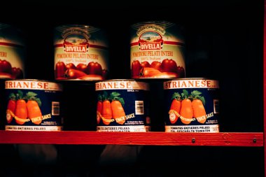 Üstünde konserve domates rafı var.