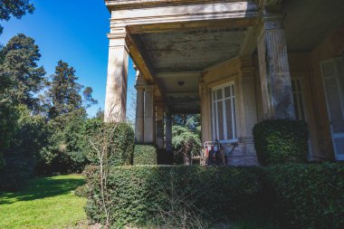 Buenos Aires 'te yeşil bitkilerle çevrili bir ev.