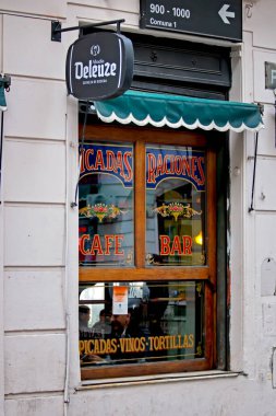 Penceresinde tabela olan restoran.