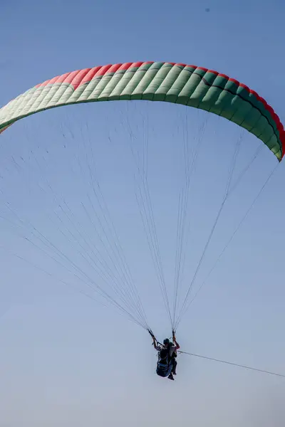 Man Parasailing Air Parachute — Stock Photo, Image