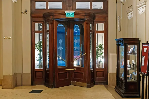 Большая Деревянная Дверь Стеклянными Окнами — стоковое фото