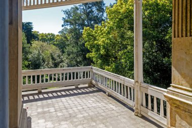 Buenos Aires 'te yeşil bitkilerle çevrili bir ev.