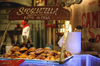 Gıda pazarında hamur işleri sergileniyor