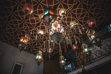 Farklı renkli ışıkları olan bir avize.