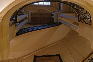 Üstünde saat olan bir merdiven.