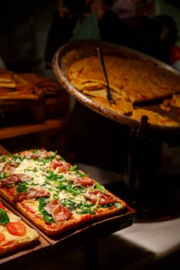 Üzerinde iki pizza olan bir masa.